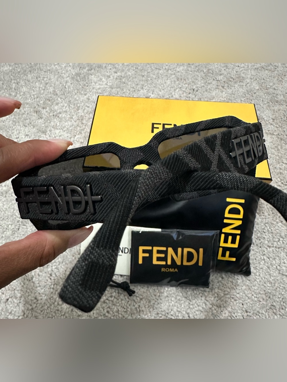 New FENDI FF Monogram Limited Edition Sunglasses FE40074U - Picture 7 of 10